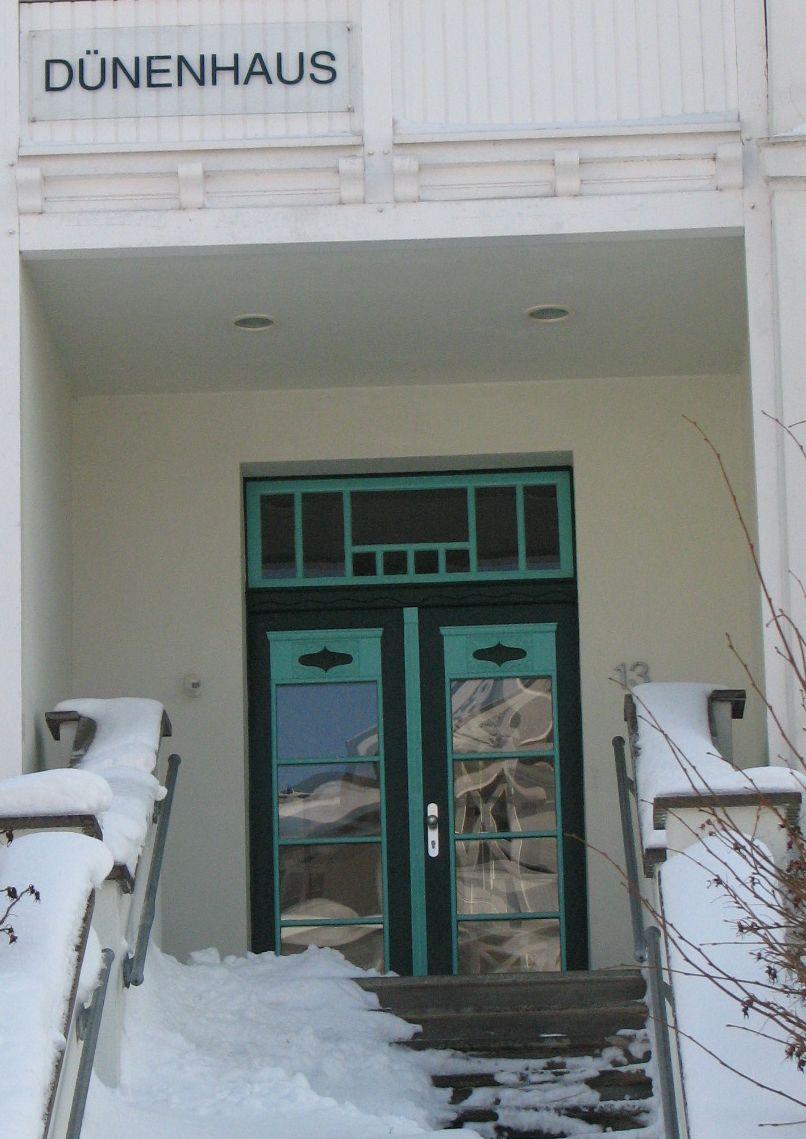 DÜNENHAUS Eingangstreppe mit Schnee